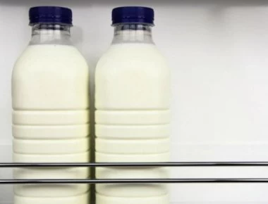 Αυτός είναι ο λόγος που δεν πρέπει να βάζετε το γάλα στην πόρτα του ψυγείου το καλοκαίρι